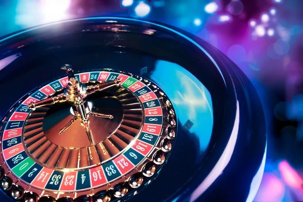 Live Domino QQ table interface with tiles and betting controls